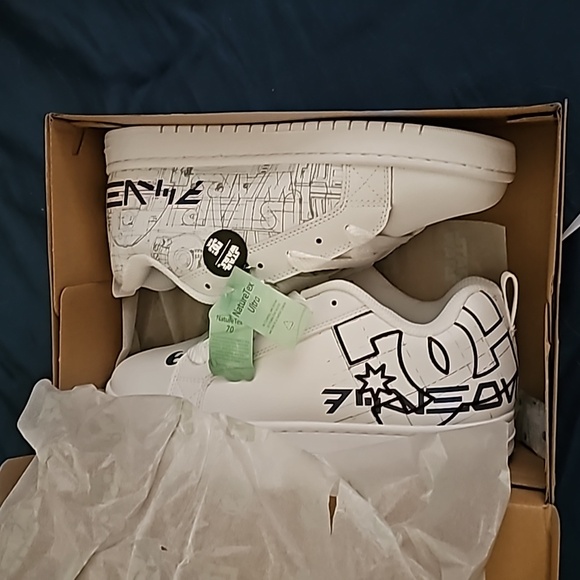 DC Shoe Company sneakers - Picture 2 of 6